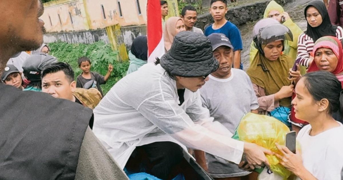 Potret Atta Halilintar Beri Bantuan untuk Masyarakat Terdampak Banjir Bandang di Rua Ternate, Ikut Angkut-angkut Beras Buat Warga