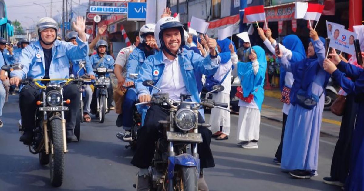 Bergaya Bak 'Dilan', Didik Agus-Gilang Dirga Naik Motor Daftar Pilkada Bandung Barat