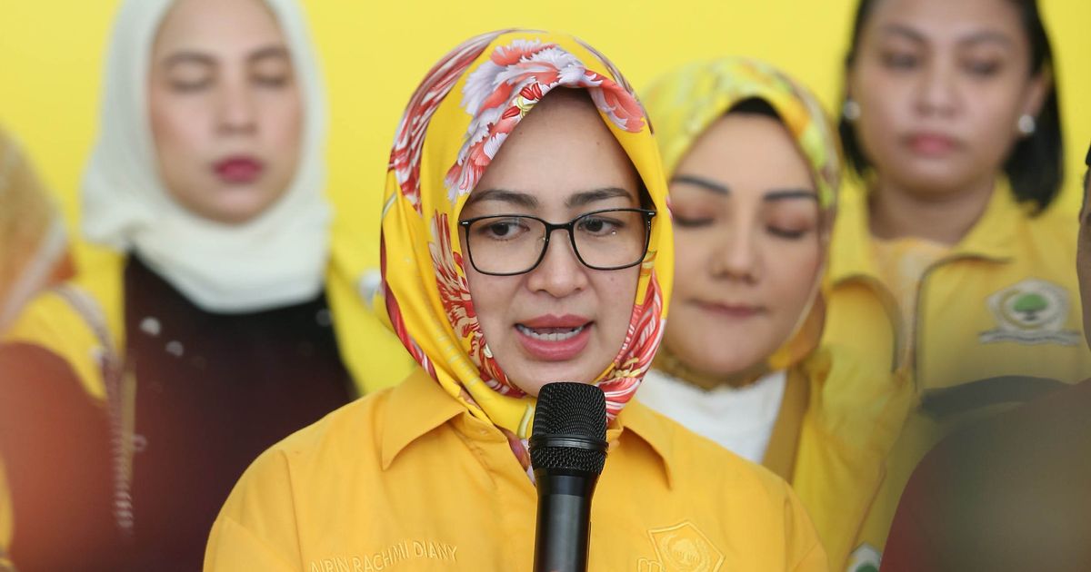 VIDEO: Berselendang Badui, Cagub Cantik Airin & Ade Sumardi Kompak Daftar ke KPU Banten