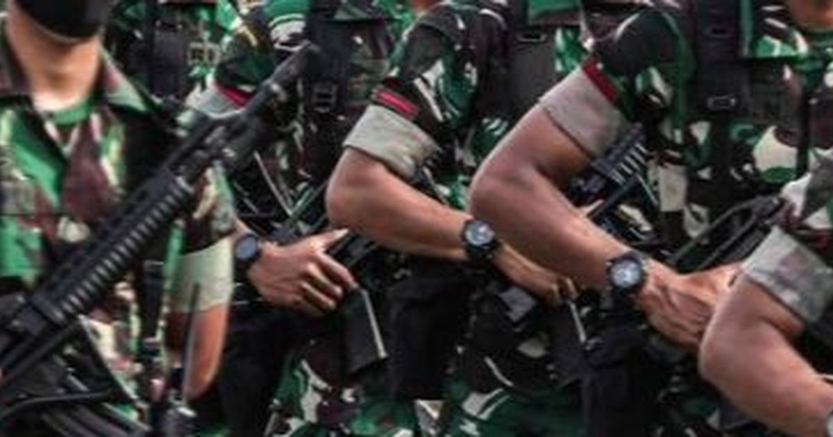 Tak Hanya Jaga Perbatasan, Prajurit TNI ini Rela jadi 'Pengasuh' Anak Papua Sampai Telaten Suapi Makan