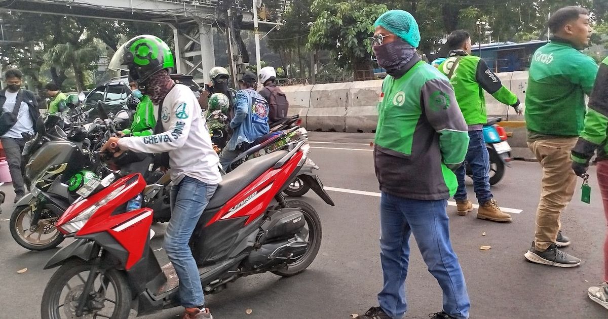 Peserta Demo Razia Ojek Online yang Masih Beroperasi di Kawasan Medan Merdeka Barat