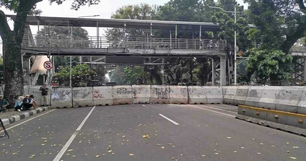 Ada Demo Ojol, Jalan Medan Merdeka Barat Ditutup Barrier Beton dan Kawat Berduri