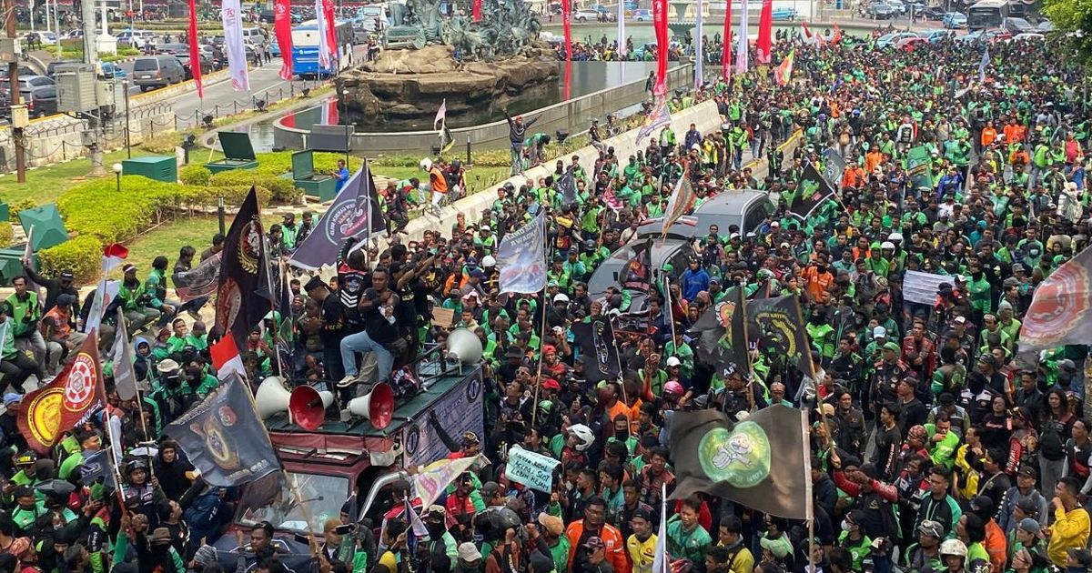 Situasi Terkini Demo Besar-besaran Driver Ojol di Patung Kuda, Massa Teriak ’Tak Siap Diperas’