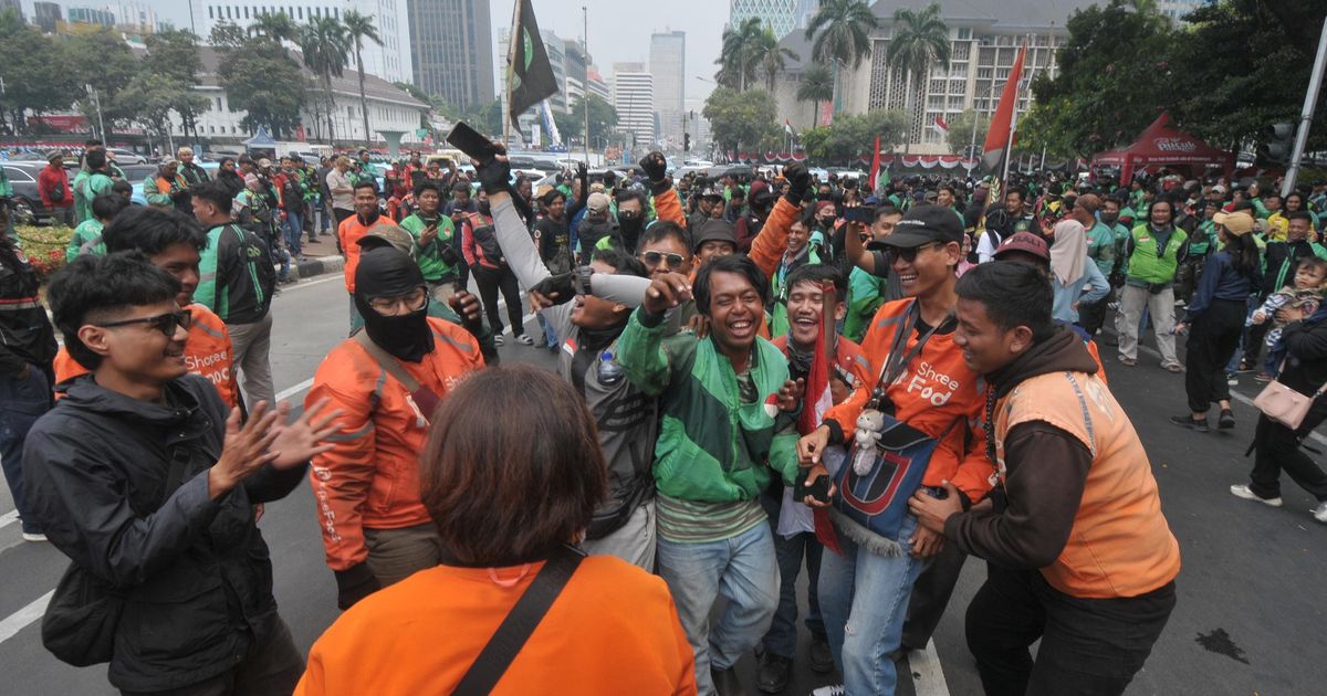 VIDEO: Lantang! Bule Teriak di Mobil Komando saat Ojol & Kurir Demo Besar Besaran Dekat Istana