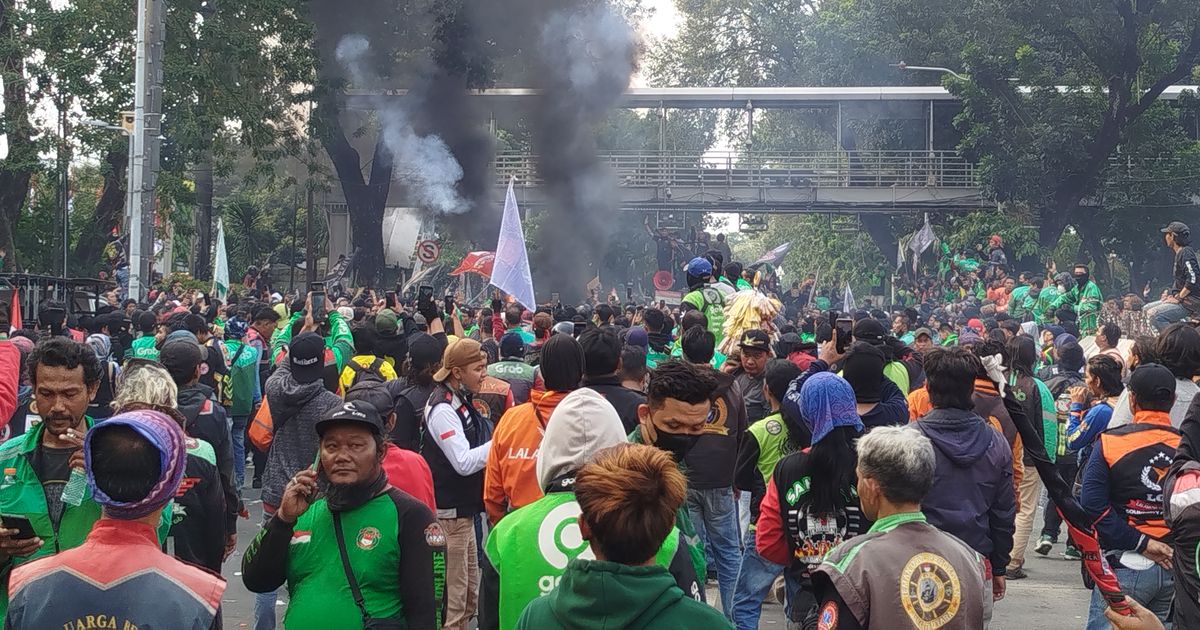 Situasi Terkini Demo Ojol di Patung Kuda Monas, Ada Massa Lempar Petasan ke Polisi