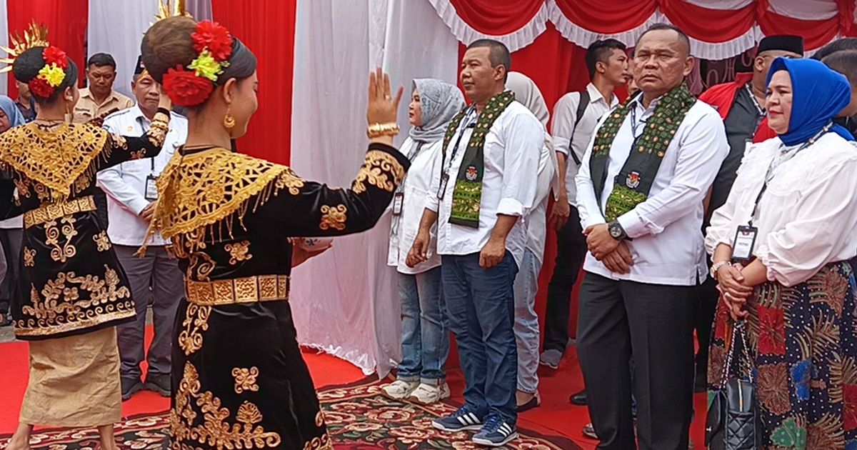 Pasangan Romi dan Sudirman Daftar ke KPU Provinsi Jambi, Disambut Tarian dan Pencak Silat