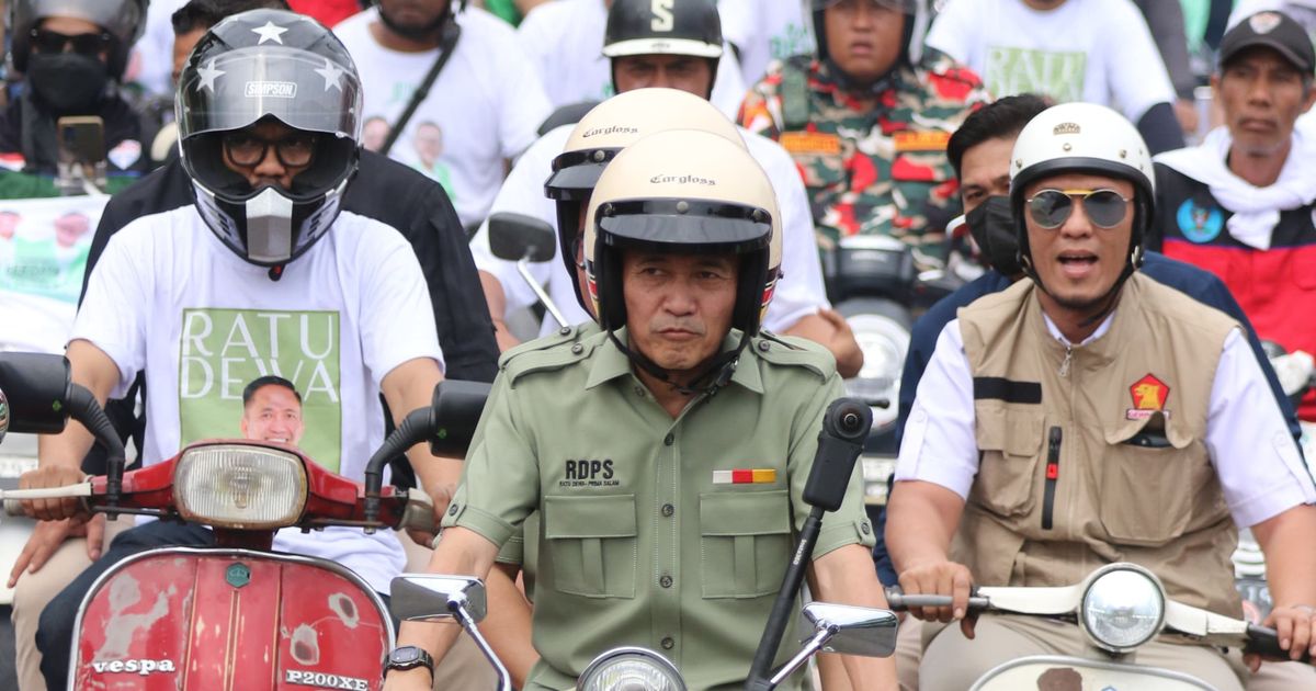 Ratu Dewa-Prima Diantar Pendukung Naik Vespa Klasik Daftar Pilkada Palembang