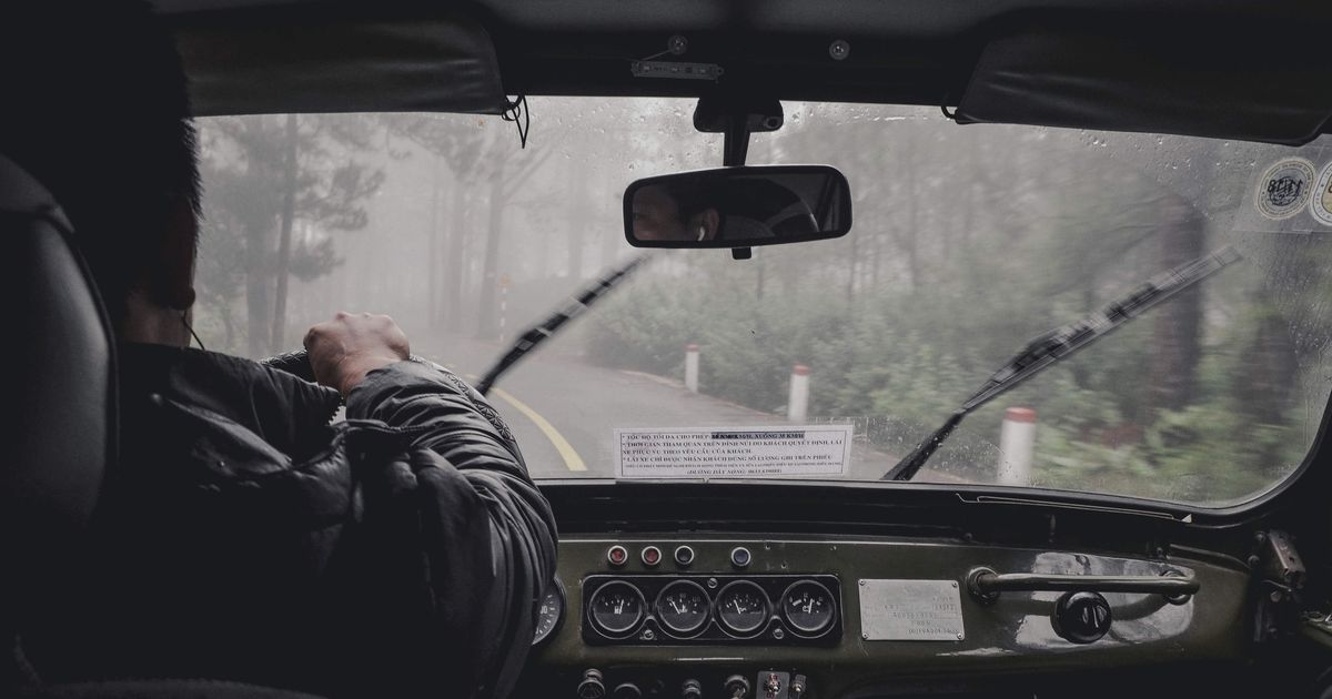 Pahami Faktor yang Menyebabkan Kaca Mobil Menjadi Buram Saat Hujan Lebat, Waspadai Risiko Kecelakaan