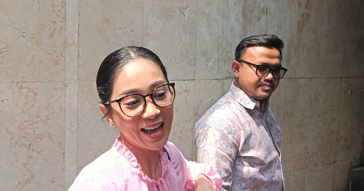 Gaya Bunga Zainal Jalani Pemeriksaan di Polda Metro Usai Ditipu Rp6,2 Miliar