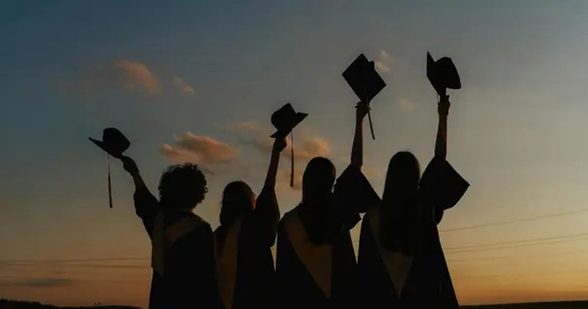 55 Ucapan Papan Bunga Wisuda Lucu dan Kocak, Bikin Ngakak