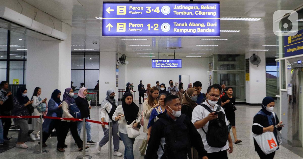 Subsidi Tarif KRL Jabodetabek Berbasis NIK, YLKI: Kebijakan Absud, Potensi Chaos!