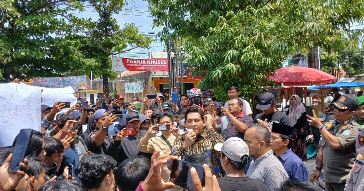 Bakal Calon Bupati Indramayu Ini Tiba-Tiba Temui Demonstran di Depan KPUD