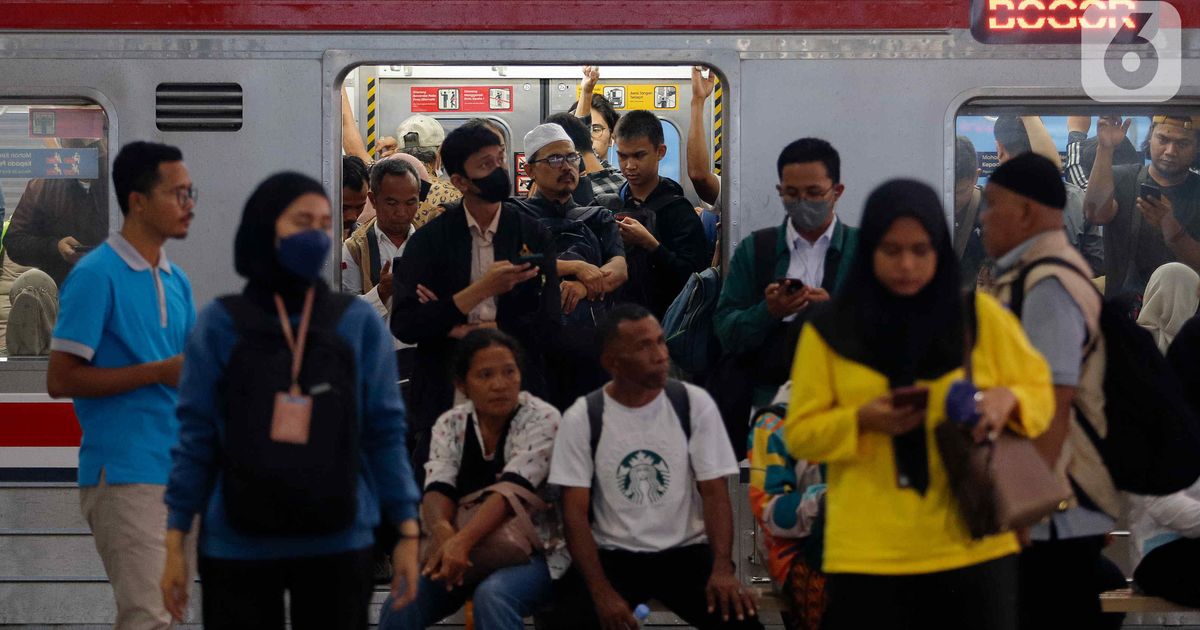 Jokowi Ditanya soal Wacana Tarif KRL Berbasis NIK: Saya Tidak Tahu, Belum Ada Rapat Mengenai Itu