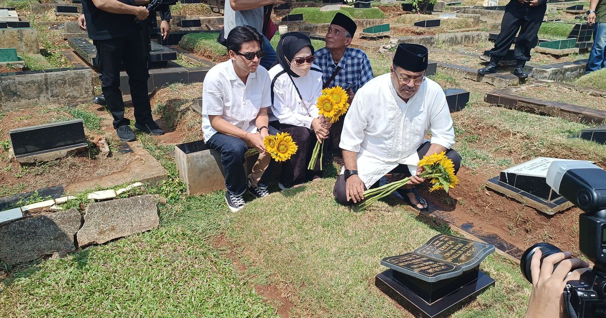 Rano Karno Ziarah ke Makam Babeh Sabeni dan Mak Nyak