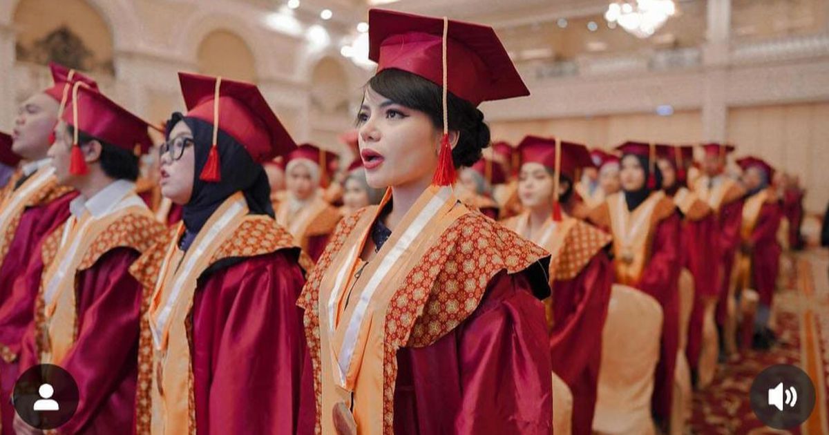 Potret Dinar Candy Jalani Wisuda, Ternyata Selama Ini Diam-diam Kembali Lanjutkan Kuliah di Surabaya