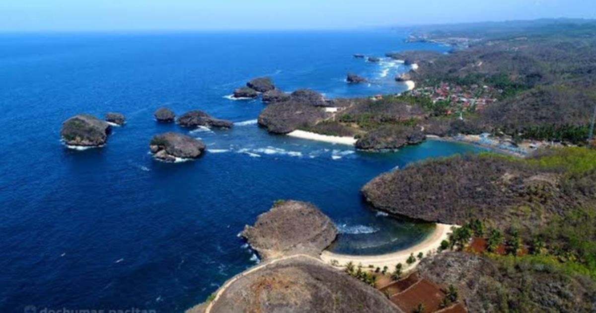 Pesona Tersembunyi Pantai Srau, Tiga Keindahan Pantai dalam Satu Tempat