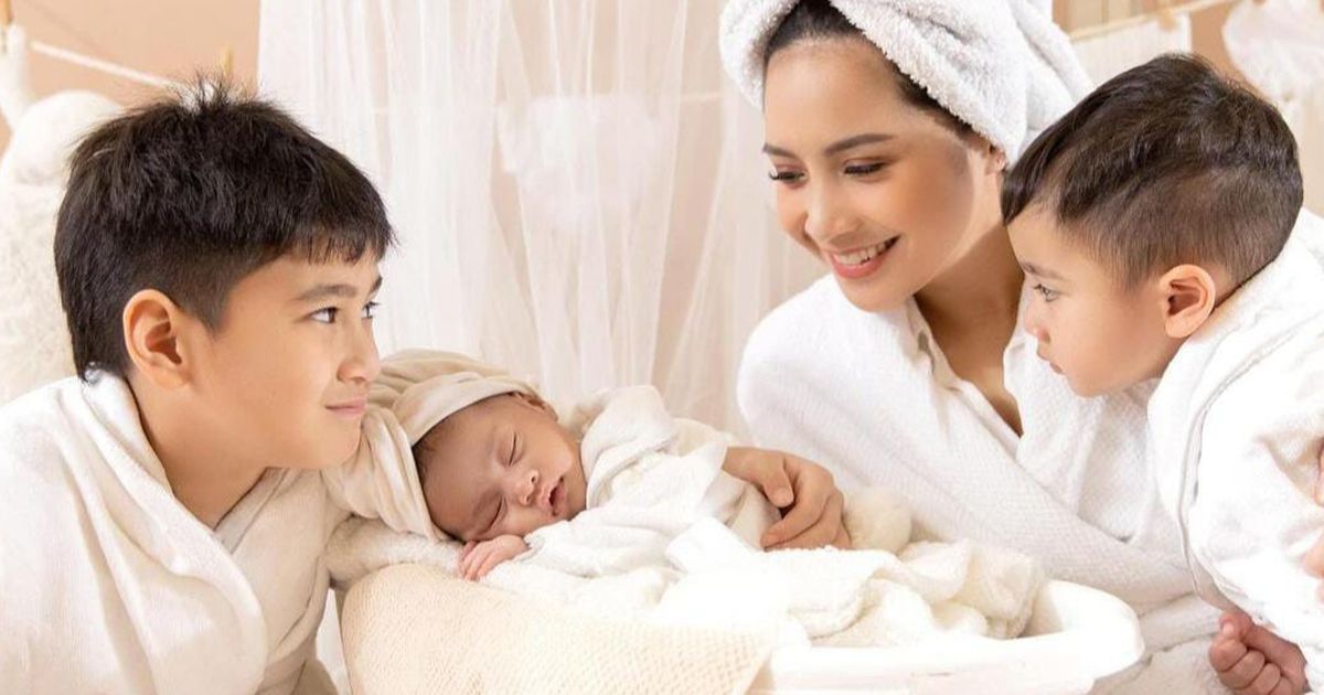 Potret Nagita Slavina Bareng Ketiga Buah Hatinya, Kompak Pakai Bathrobe & Handuk di Kepala sama Baby Lily