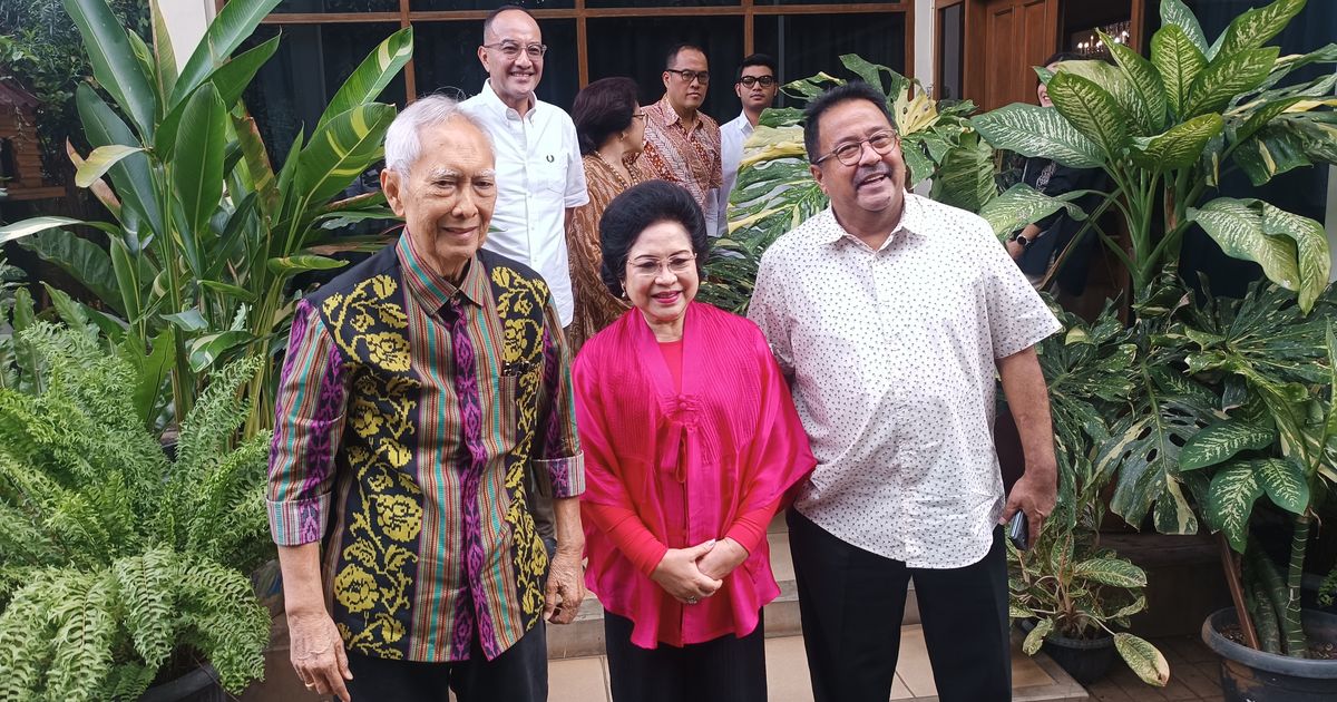 VIDEO: Rano 'Doel' Karno Sowan Cium Tangan Guntur Anak Bung Karno