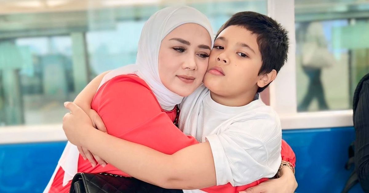 Momen Mulan Jameela Bareng sang Anak Naik MRT Dibanjiri Pujian 'Anak Ganteng Sehat-sehat ya'