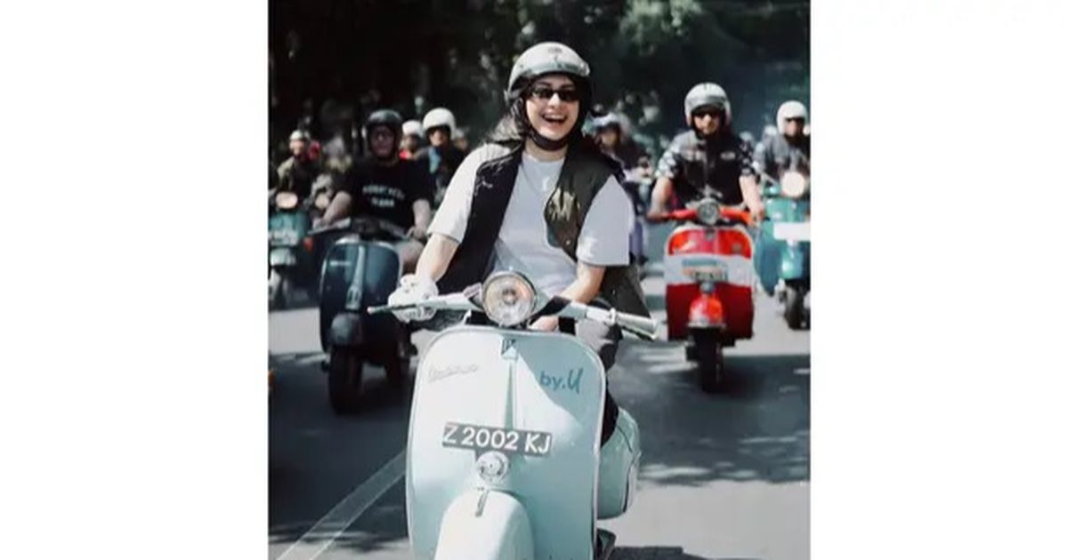 10 Foto Sintya Marisca Mengendarai Vespa, Penampilannya Curi Perhatian