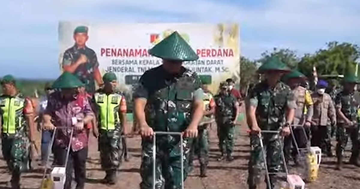 Turun Langsung ke kebun Berseragam Lengkap Kasad Pakai Topi Caping Tanam Jagung Untuk Swasembada Pangan