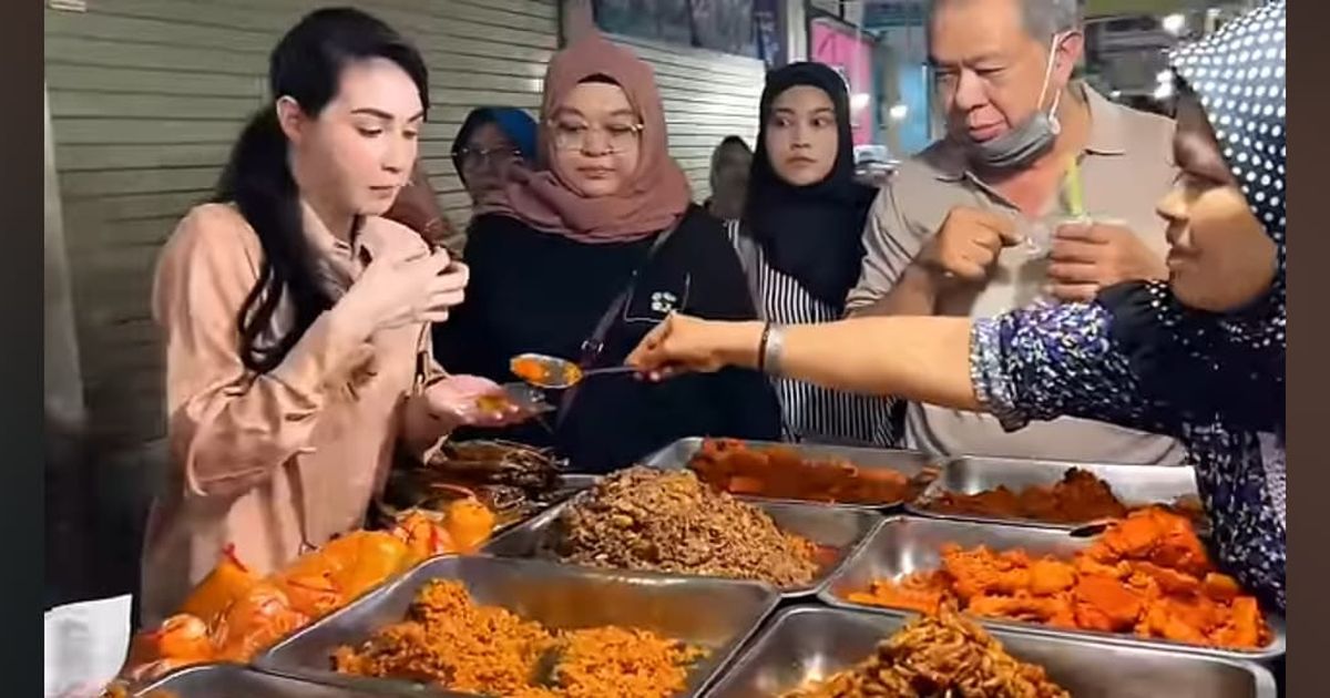 Potret Arumi Bachsin Blusukan ke Pasar Cari Makanan, Senyum Manis saat Diserbu Warga Buat Minta Foto Bareng