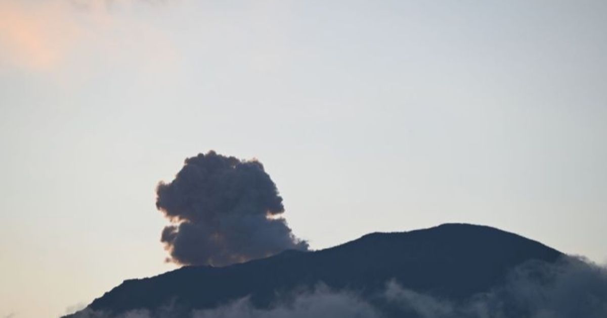 Gunung Ibu di Halmahera Barat Erupsi, Tinggi Kolom Abu Capai 700 Meter