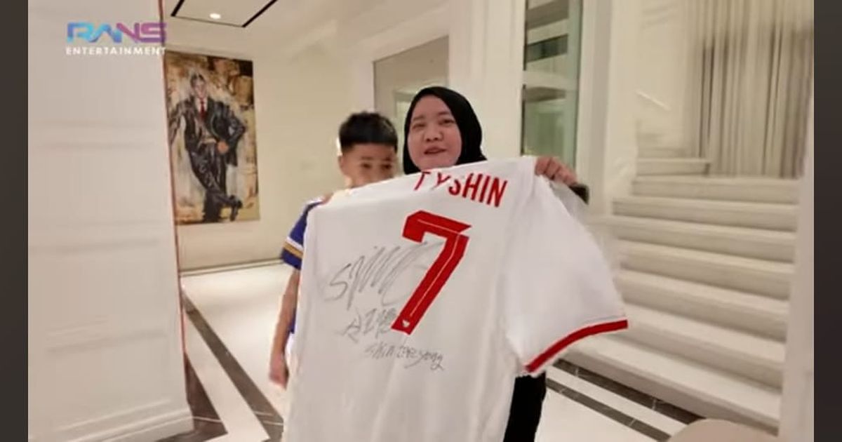 Rafathar Full Senyum Dikunjungi Shin Tae Yong ke Rumah, Dapat Kaos Bertanda Tangan Sang Pelatih Timnas Indonesia