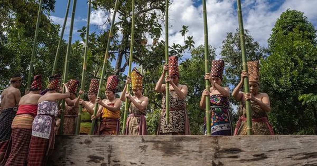 Cara Unik Warga Lombok Peringati Maulid Nabi, Kompak Menumbuk Padi Diiringi Musik Gamelan