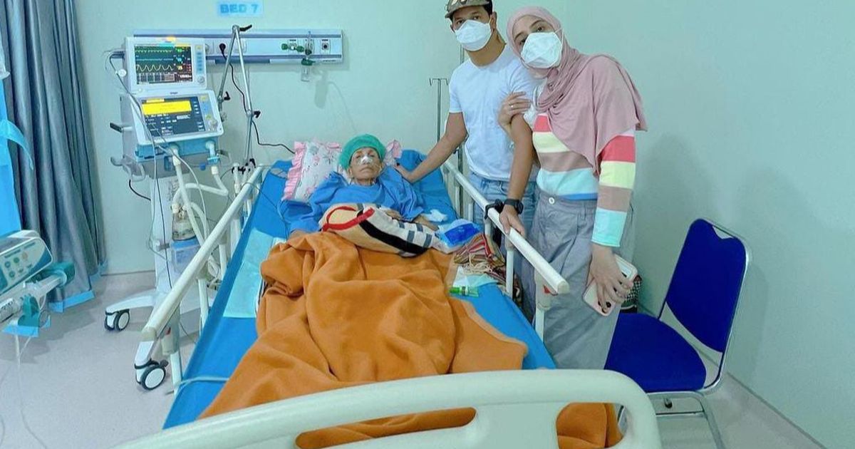 Potret Ibunda Sonny Septian Dilarikan ke Rumah Sakit, Fairuz A Rafiq Setia Mendampingi Sang Suami