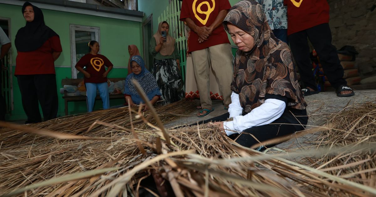 Pariwisata Menggeliat, Bawa Berkah bagi Usaha Anyaman Atap Ilalang di Desa Banyuwangi