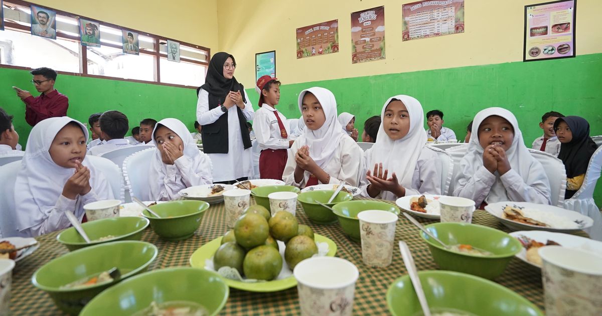 Ngantor di Desa, Bupati Ipuk Simulasi Program Makan Siang Bergizi