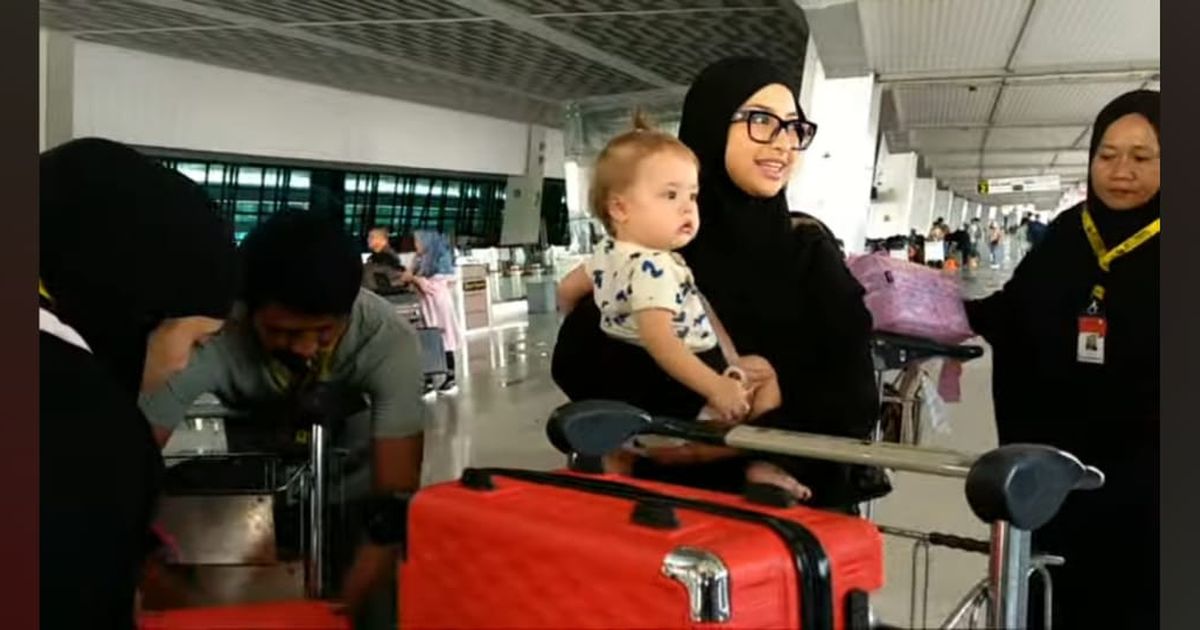 Potret Jennifer Coppen Berangkat Umrah Bareng Baby Kamari, Akan Lakukan Badal Umrah Untuk Alm Dali Wassink