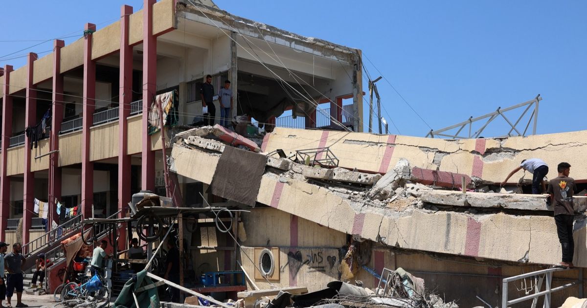 Pergi ke Toko buat Beli Makan Keluarganya, Anak 7 Tahun di Gaza Wafat Dibom Israel & Hanya Bisa Dikenali Sang Ayah dari Pakaiannya