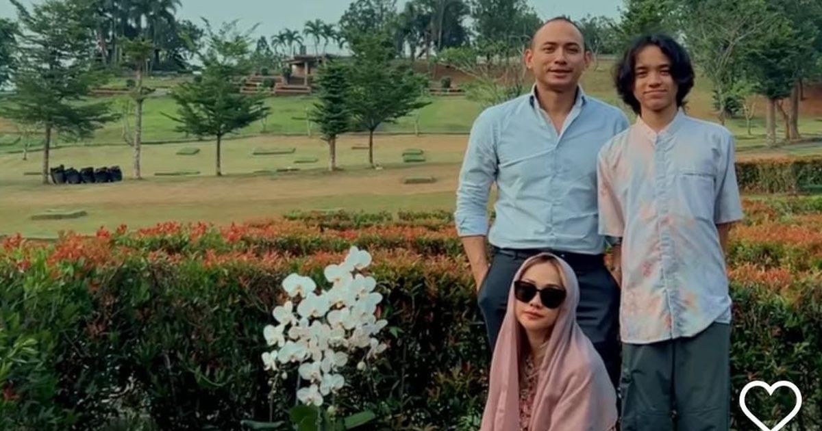 Momen BCL dan Keluarga Ziarah ke Makam Ashraf Sinclair, Tiko Wardhana Bawakan Bunga