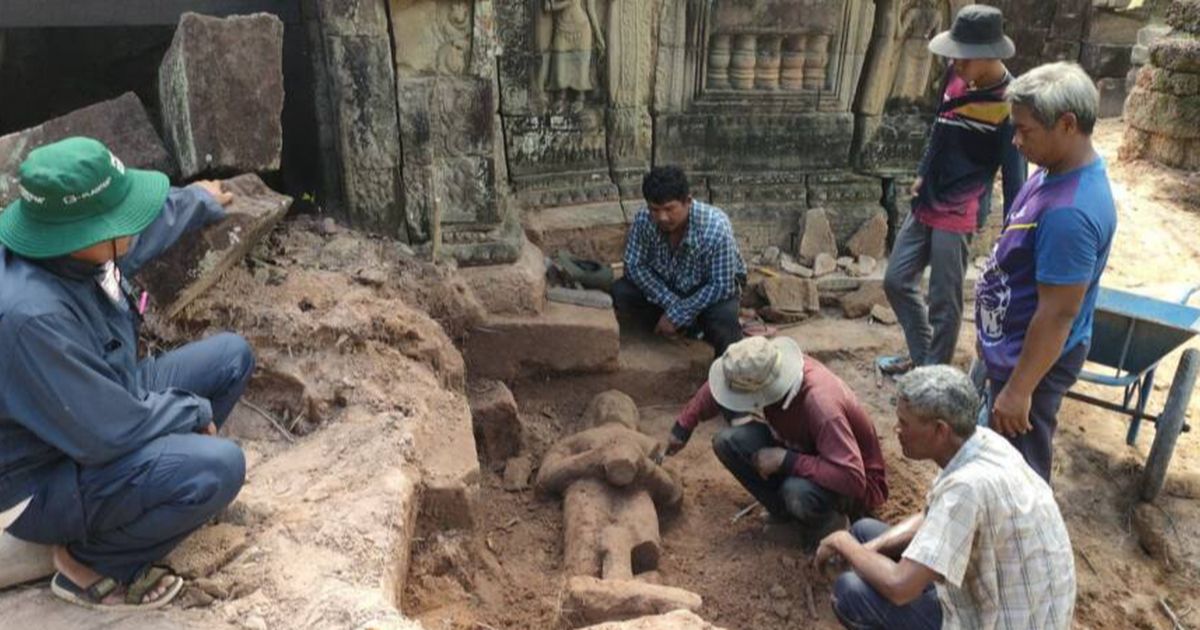 'Sosok' Penjaga Kuil Berusia 700 Tahun Ditemukan di Angkor Wat, Terkubur di Bawah Puing Reruntuhan