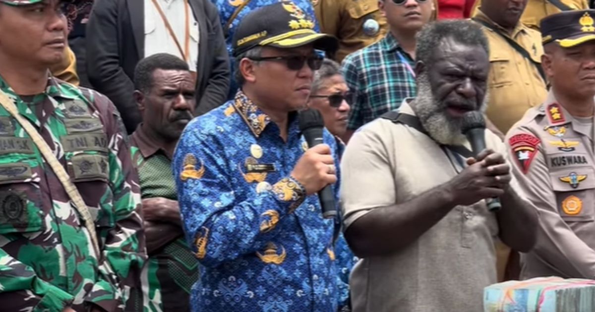 Momen Polri dan TNI Bersenjata Lengkap Amankan Pembayaran Denda Adat Rp7,5 Miliar di Papua