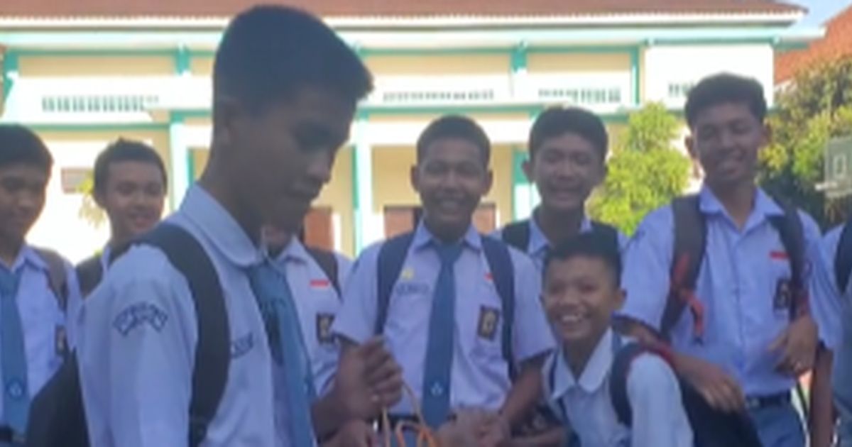 Ingat Romsi Siswa SMA Jalan Kaki Dibelikan Sepeda Teman-Teman Satu Kelas? Kini Dapat Kejutan Diberi Kambing di Sekolah