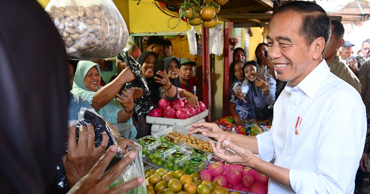 Pengakuan Pedagang Pasar Dukuh Kupang Gemetaran Terima Bingkisan dari Jokowi & Iriana