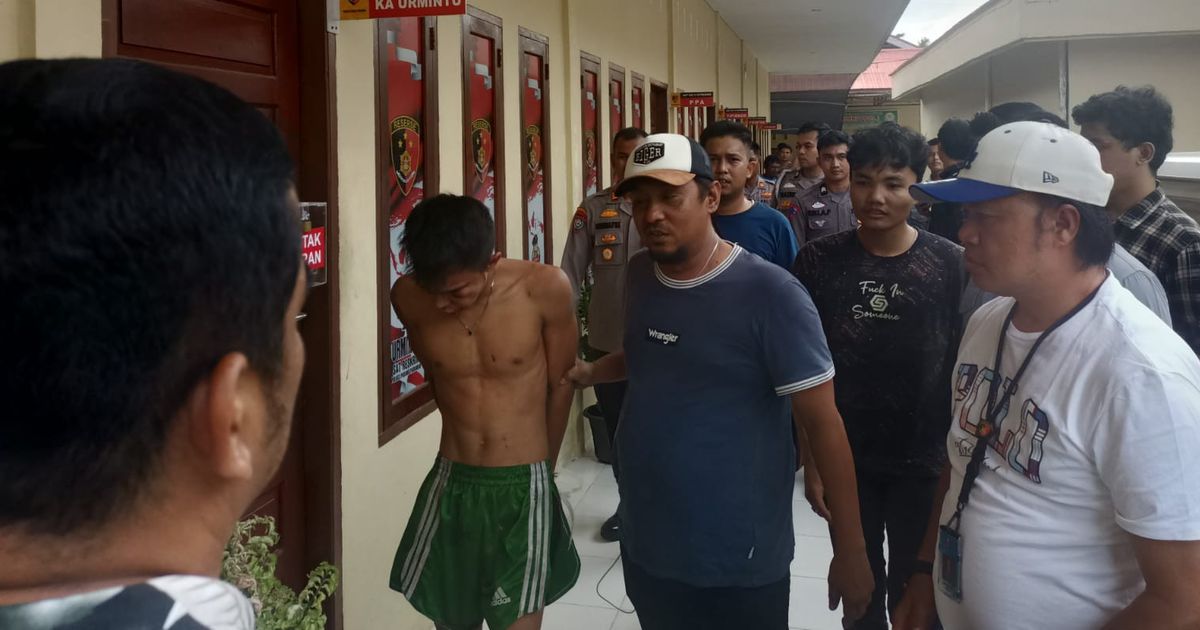 VIDEO: Ngumpet Ketakutan Pakai Kolor Hijau di Loteng, Tampang Bonyok Pembunuh Penjual Gorengan