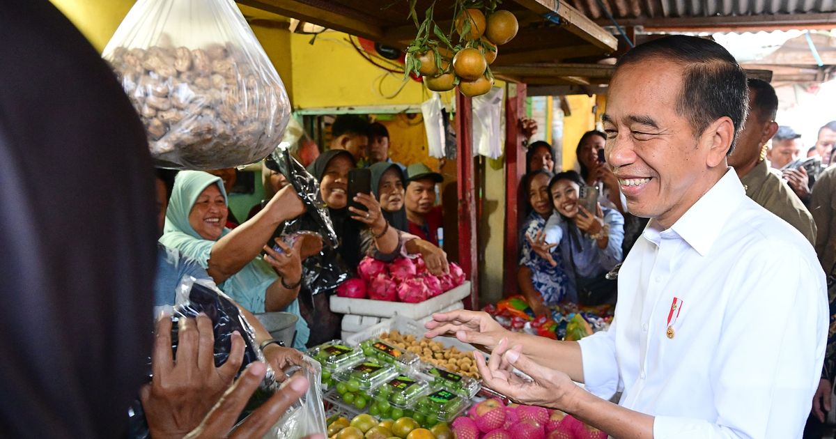 VIDEO: Reaksi Tak Puas Jokowi Cek Telur Rp24.000 saat Blusukan Pasar 