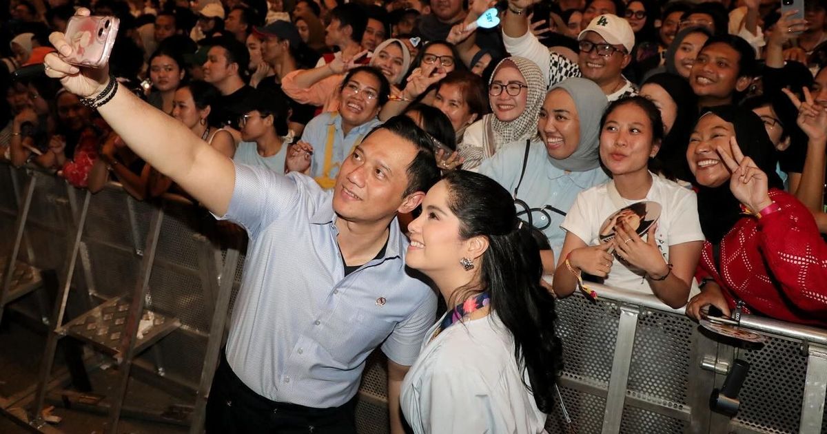 Kece Banget! ini Gaya Annisa Pohan saat Nonton SBY Tampil di Panggung Pestapora 2024