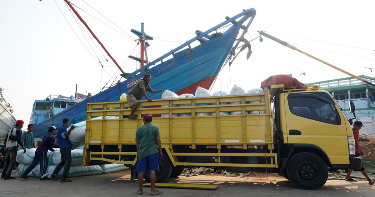 Aktivitas Truk Fuso di Pelabuhan: Simbol Keterhubungan Sejarah dan Era Modern