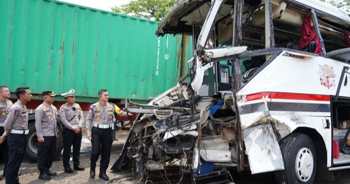 Detik-Detik Kecelakaan Maut Bus Surya Bali vs 2 Tronton di Pati & Tewaskan 6 Orang