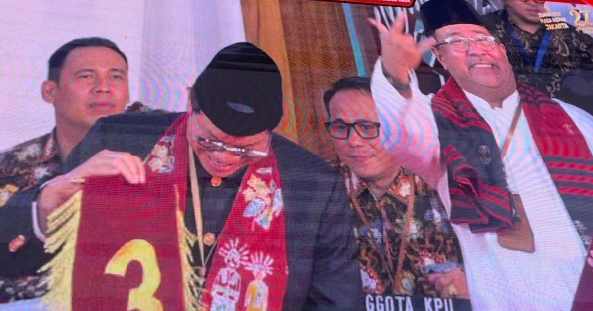 Tawa Semringah Pramono Dapat Nomor Urut 3, Rano Karno Kasih Unjuk Salam Metal