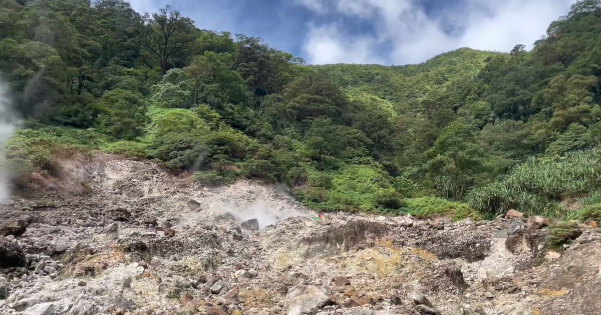 Dijuluki 'Ciwideynya Pandeglang', Intip Daya Tarik Kawah Putih Gunung Pulosari yang Lagi Hits