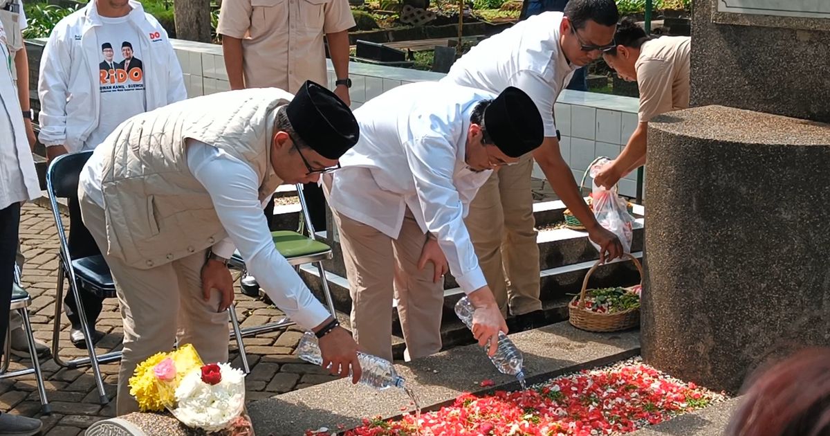 Hari Pertama Kampanye, RK-Suswono Kompak Tabur Bunga Ke Makam MH Thamrin