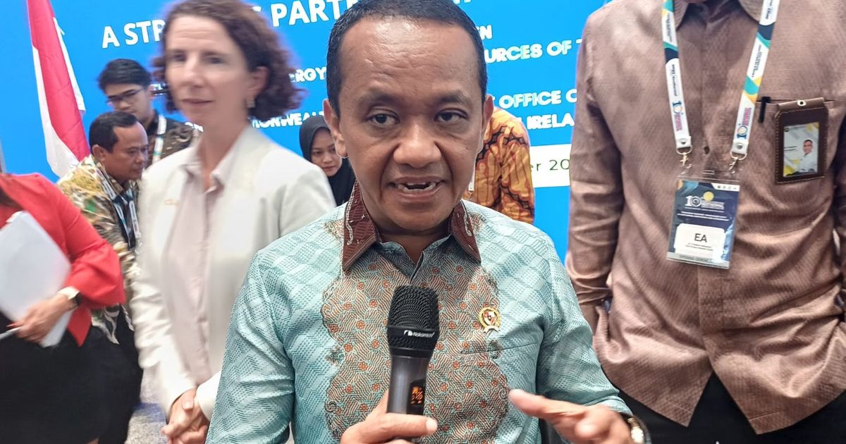 Menteri Bahlil Perintahkan Smelter Tambang Ganti Sumber Energi Pakai Panel Surya Mulai 2025