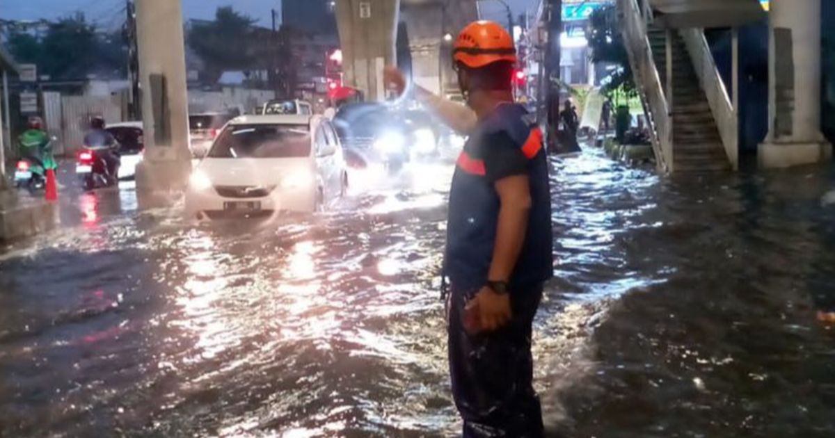 Jakarta Diguyur Hujan Deras, Catat Wilayah Hingga Ruas Jalan Terendam Banjir