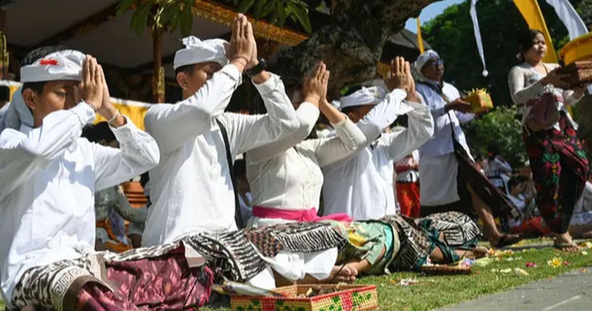 FOTO: Suasana Khidmat Perayaan Hari Raya Galungan di Bali